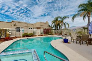 Get ready to unwind in style at this stunning Tucson retreat, luxury and comfort