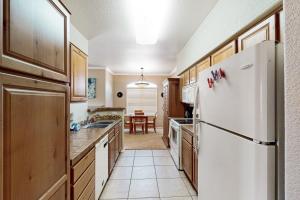 Spacious condo in central location with mountain views, pool & gym