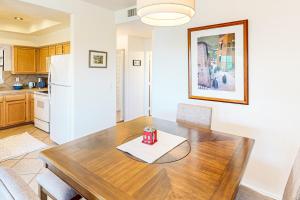 Bright condo with balcony, shared pool & hot tub, central AC, fireplace