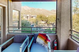 Bright condo with balcony, shared pool & hot tub, central AC, fireplace