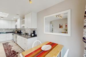 Bright Tucson home near golf & hiking with pool & spa - 30-night stay min