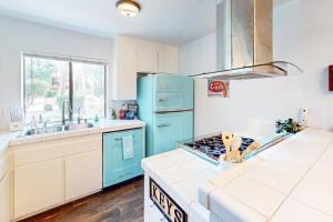 Serene Condo with pool, duck ponds and washer dryer