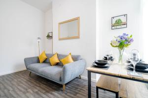 Spacious 6BR Home in Birkenhead Sleeps 12