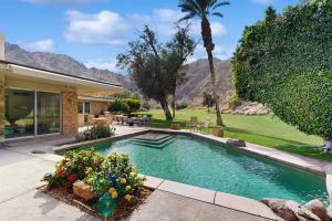 Exquisite retreat with pool, spa, fireplace, golf & mountain view, dog-friendly!