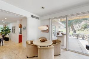 Exquisite retreat with pool, spa, fireplace, golf & mountain view, dog-friendly!