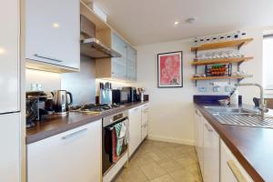 Penthouse Sanctuary with Wraparound Balcony - Pass the Keys