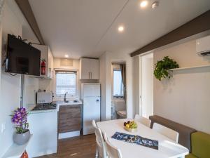 Mobilhome im Ferienpark mit grosser Poolanlage