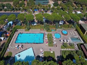 Mobilhome im Ferienpark mit grosser Poolanlage