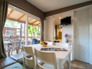Mobilhome im Ferienpark mit grosser Poolanlage