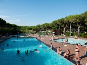 Mobilhome im Ferienpark mit grosser Poolanlage