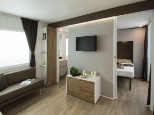 Mobilhome im Ferienpark mit grosser Poolanlage