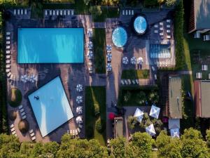Mobilhome im Ferienpark mit grosser Poolanlage