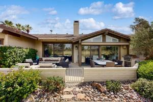 Renovated condo in The Lakes, with 40 pools, hot tubs, bocce ball & tennis