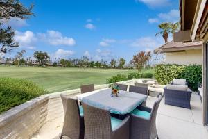 Renovated condo in The Lakes, with 40 pools, hot tubs, bocce ball & tennis