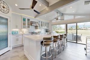 Renovated condo in The Lakes, with 40 pools, hot tubs, bocce ball & tennis