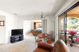 Spacious secondfloor condo wshared outdoor pool pool spa dogs OK