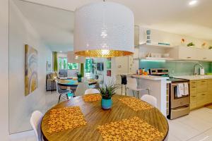 Bright modern dogfriendly oasis with pool tennis courts balcony AC