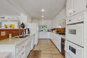 Dog friendly condo wtwo patios shared pooltennis walk downtown