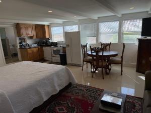 La Jolla private Studio