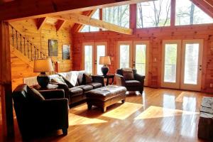 Sophies Choice Secluded Luxury Log Cabin, Hot Tub, Pool Table, Fire Pit, Close to Town