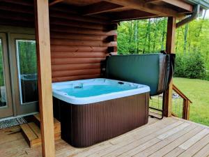 Sophies Choice Secluded Luxury Log Cabin, Hot Tub, Pool Table, Fire Pit, Close to Town