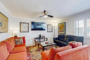 Dogfriendly condo w balcony shared poolshot tubs close to downtown