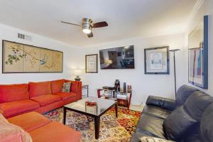 Dogfriendly condo w balcony shared poolshot tubs close to downtown