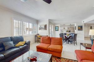Dogfriendly condo w balcony shared poolshot tubs close to downtown