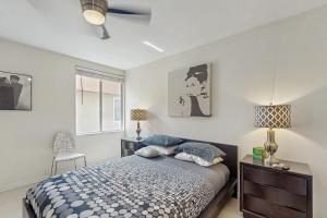 Dogfriendly condo w balcony shared poolshot tubs close to downtown