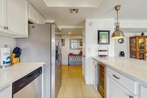 Dogfriendly condo w balcony shared poolshot tubs close to downtown