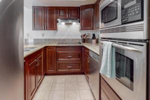 Beautiful Condo w shared pools less than a mile to downtown