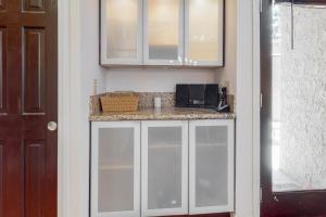 Beautiful Condo w shared pools less than a mile to downtown