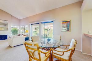 Cozy Dog-Friendly Condo, Shared Pool Hot Tub, Near Golf Courses & National Park