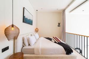 New 1BR Designer Private Pool Villa in Canggu, 8" Ride to Batu Bolong Beach