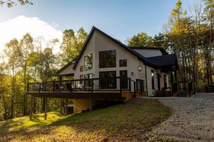 Shays Western Luxury Retreat-Hot Tub-Sleeps 16