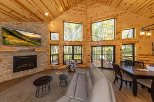 Shays Western Luxury Retreat-Hot Tub-Sleeps 16