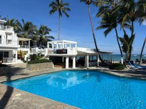 Oceanfront Kite Beach, 2BR, Patio, Pool, 30 steps to sand