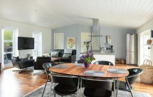 3 Bedroom Amazing Home In Ålbæk