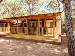 Mobilhome im Ferienpark mit grosser Poolanlage