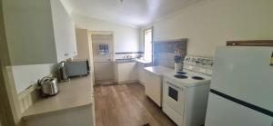 Currambene Retro Retreat - 100m to the main street of Huskisson