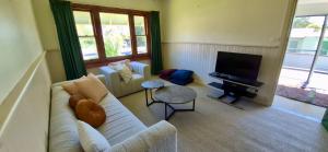 Currambene Retro Retreat - 100m to the main street of Huskisson
