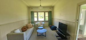Currambene Retro Retreat - 100m to the main street of Huskisson