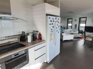 Superbe appartement à 100m de la plage avec piscine et vue mer, T3, terrasse, parking privé - FR-1-529-136