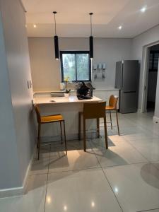 Cozy Haven- 2 bedrooms apartment in Hydepark suburb in Sandton