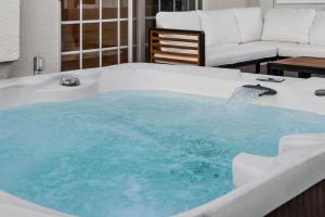 Modern Lux Retreat in LA - Jacuzzi BBQ fire pits - Minutes to Sofi & LAX