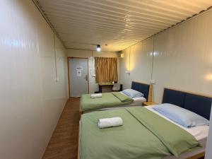 5 Minutes Away Airport Lodge