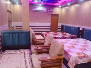 No 1 Vrindavan Hotal Kanha 89799PG12973service Free pick up station taxi and Activa rent