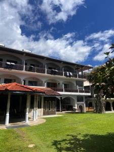 Sri Gemunu Beach Resort