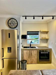 Vale Boutique 11 bdr Villa with Outdoor Cinema, 2 Jacuzzis & banquet Hall