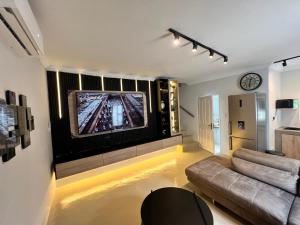 Vale Boutique 11 bdr Villa with Outdoor Cinema, 2 Jacuzzis & banquet Hall